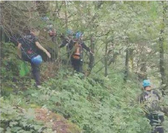 The rescue team searched and rescued in the mountains.